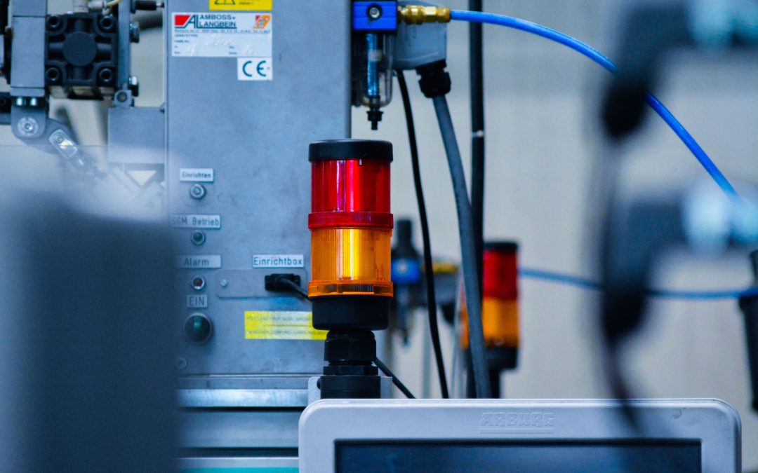 Industrial automation equipment and signal tower illustrating IO-Link sensor, diagnostic and machine data integration