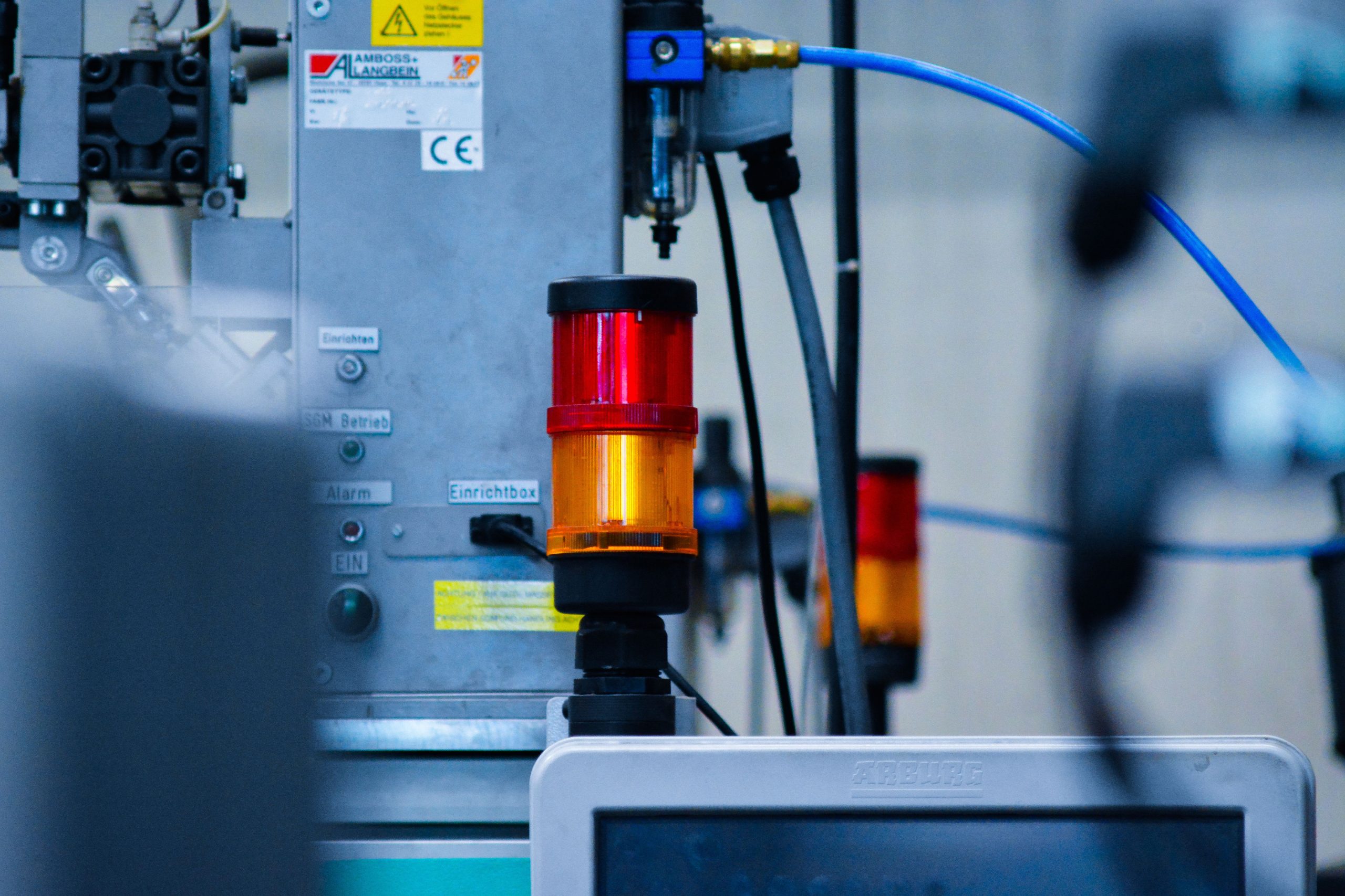 Industrial automation equipment illustrating IO-Link sensor diagnostics, JSON, MQTT and wireless integration