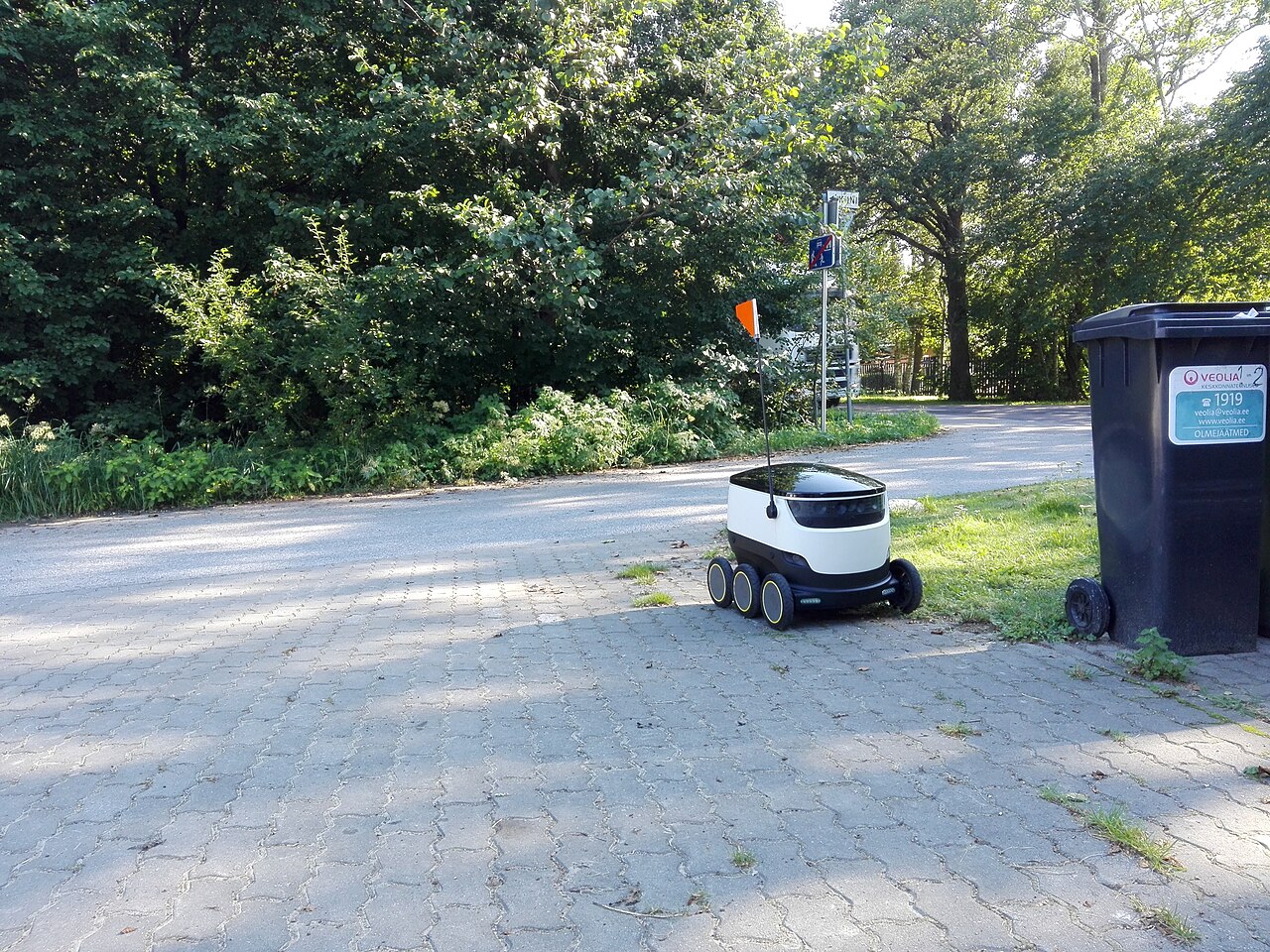 Starship delivery robot in Tallinn photographed in 2017; illustrative only, not the 2026 bus collision